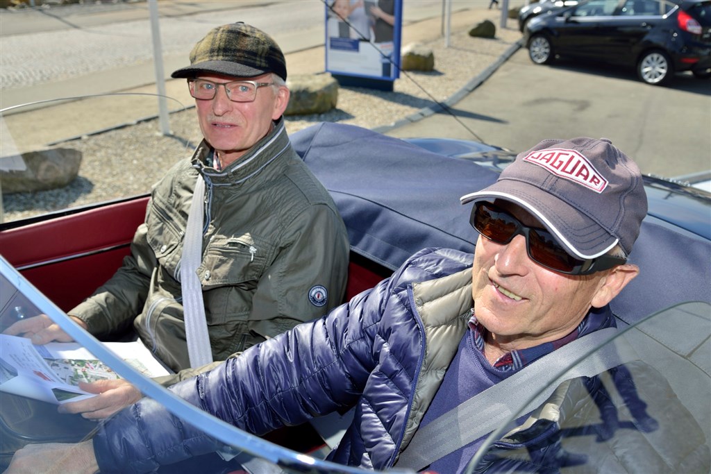 Deltagerne i turistklassen mødte op med en række smukke sportsbiler, og mange kørte med kalechen nede i det fine vejr. Her er det Peter Mikkelsen fra Ålsgårde og Kristian Stokbro fra Roskilde i en Jaguar E-type.
(Foto: Intercom, Michael Eisenberg)